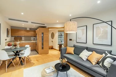 Flat Queenstown Road in Greater London