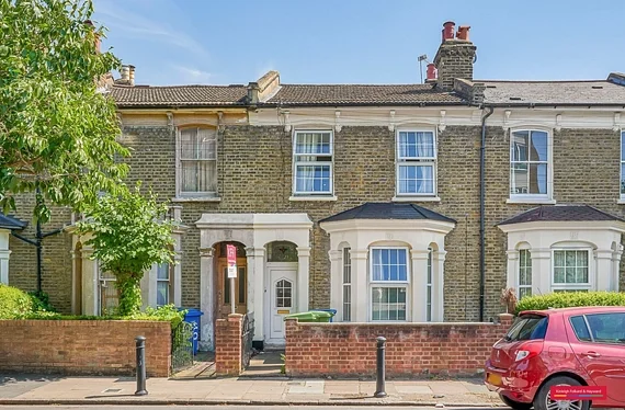 Flat King's Grove in Greater London