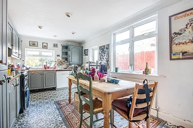 Flat King's Grove in Greater London