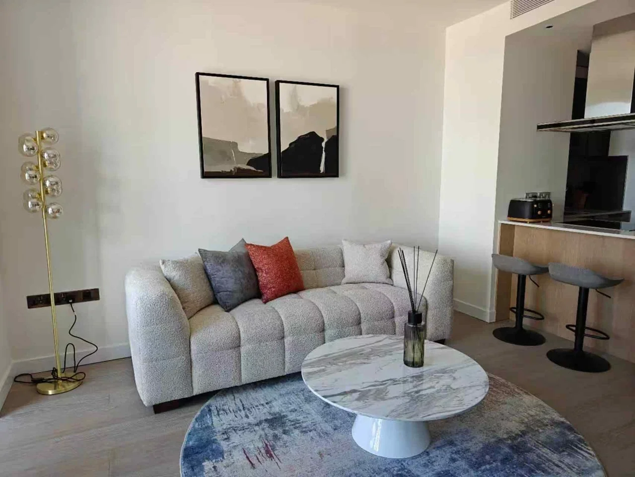 Flat Nine Elms Lane in Greater London