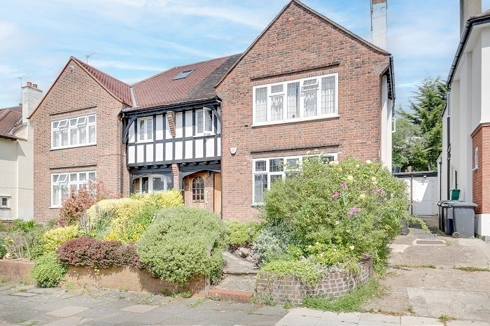 Flat Grove Avenue in Greater London