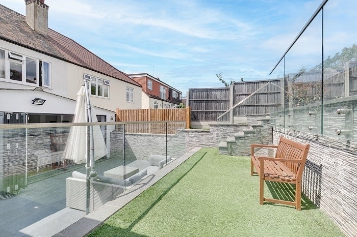 Flat Grove Avenue in Greater London