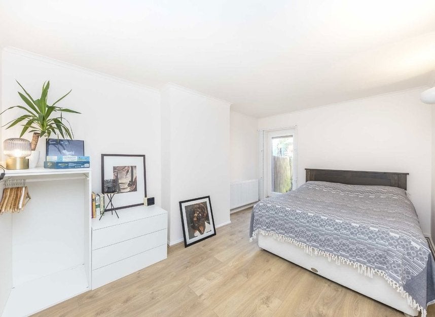 Flat Devonshire Road in Greater London