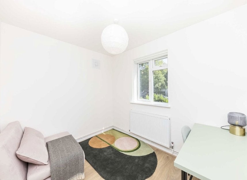Flat Devonshire Road in Greater London
