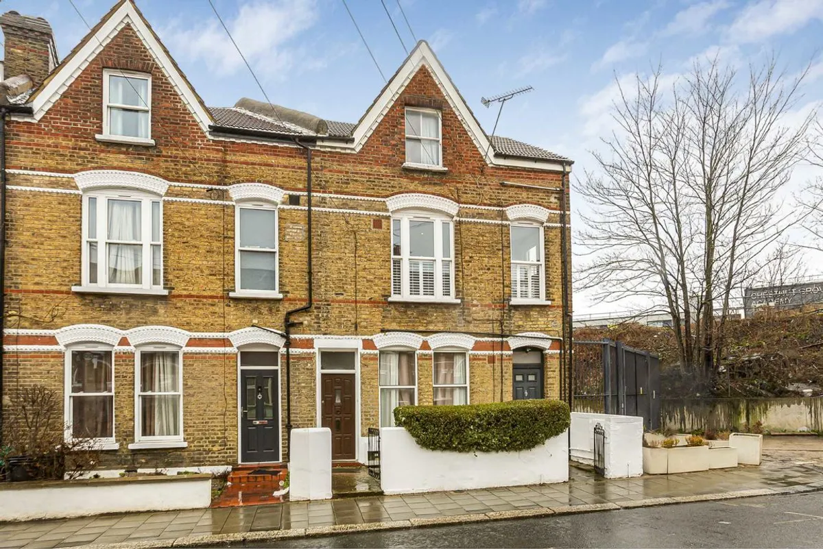 Flat Boundaries Road in Greater London