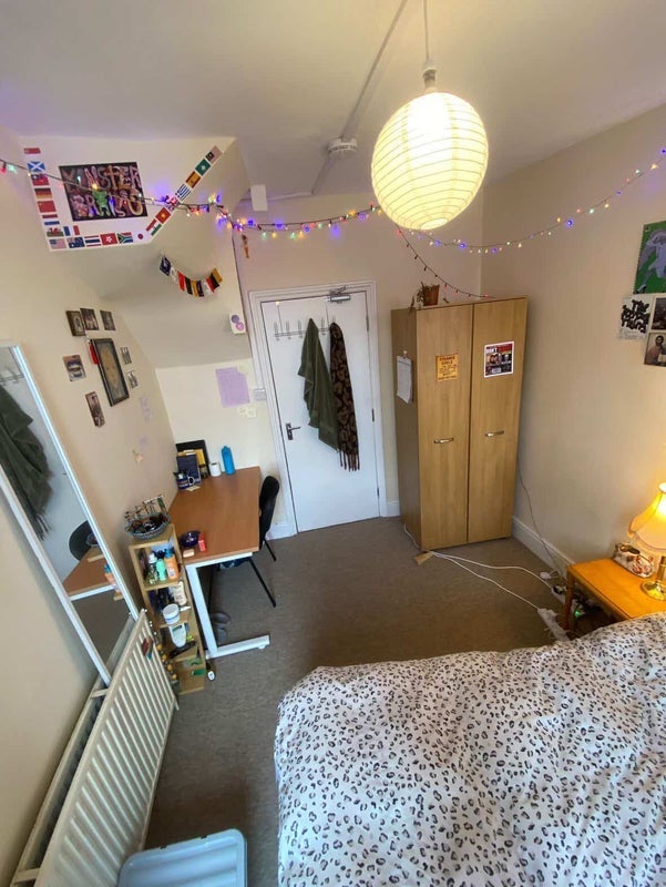 Room Longmead Avenue in Bristol
