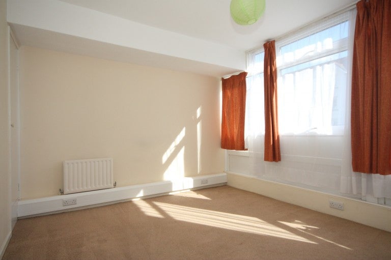 Flat Hillview Court in Woking