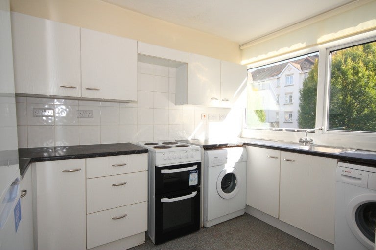 Flat Hillview Court in Woking