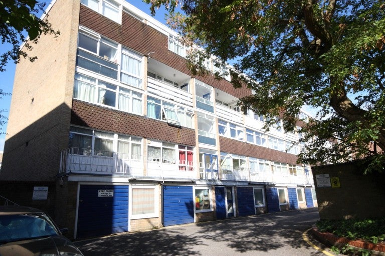 Flat Hillview Court in Woking