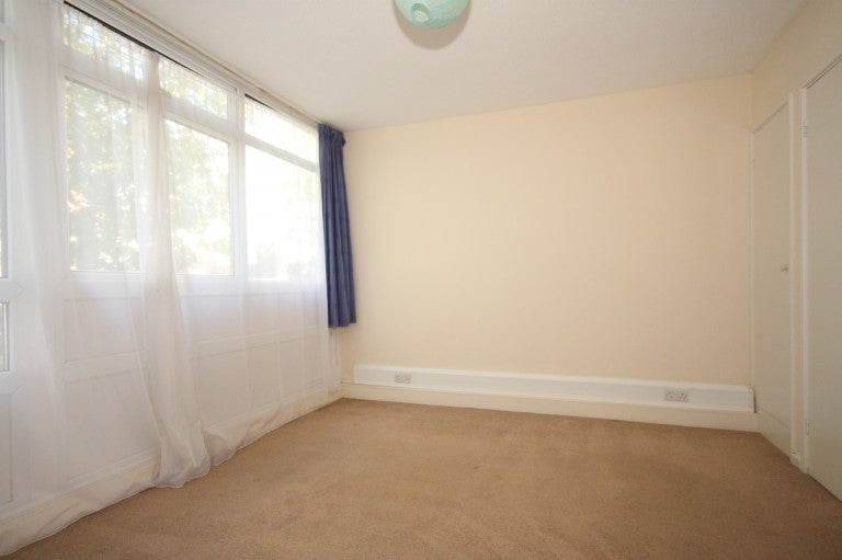 Flat Hillview Court in Woking
