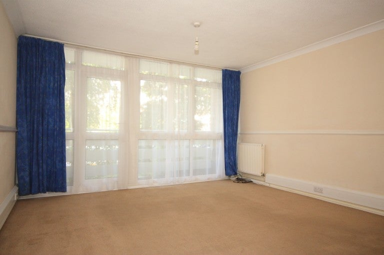 Flat Hillview Court in Woking