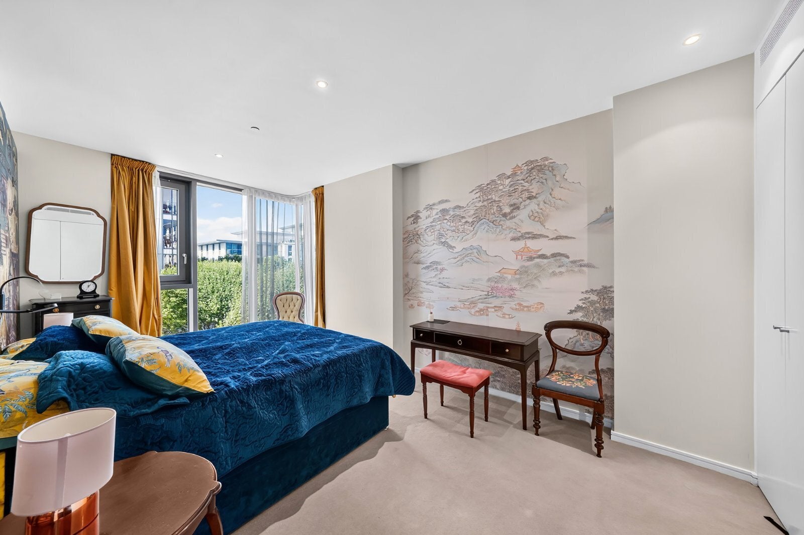 Flat Eastfields Avenue in Greater London