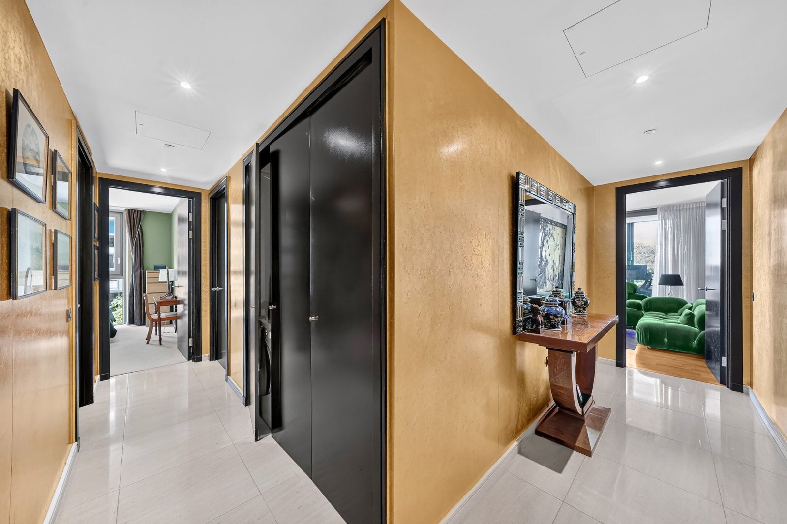 Flat Eastfields Avenue in Greater London