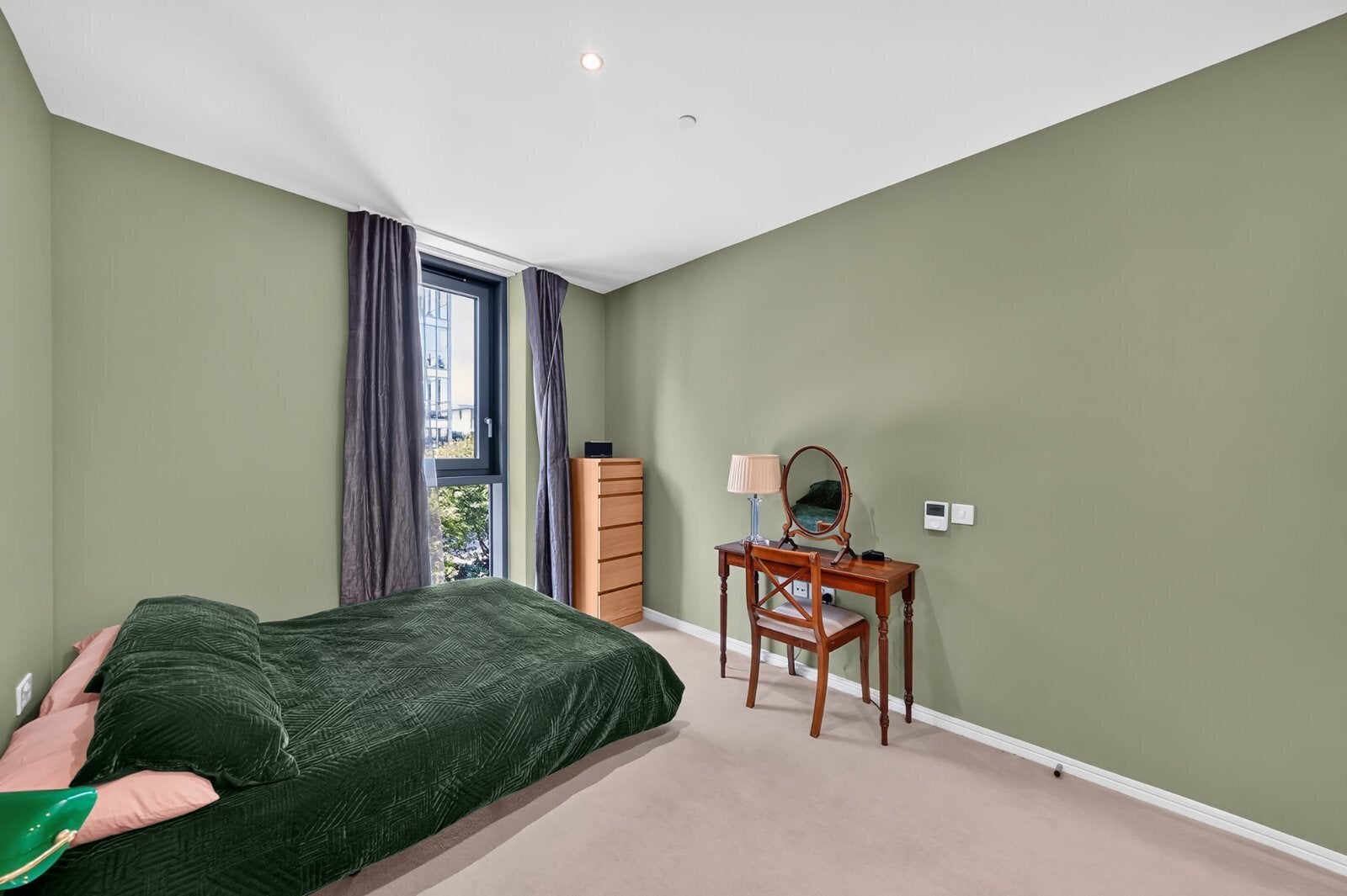 Flat Eastfields Avenue in Greater London
