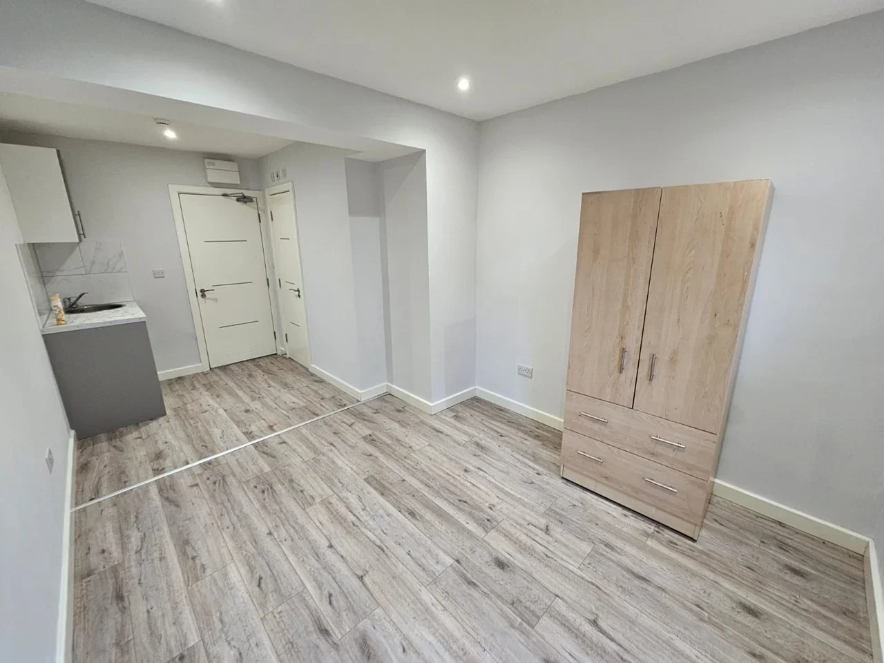 Flat Uplands Road in Greater London