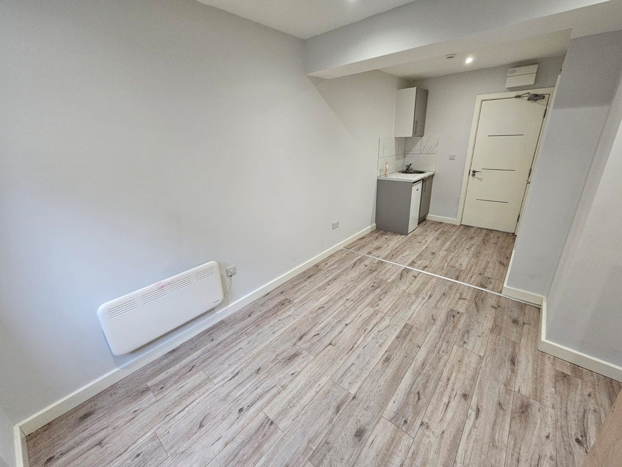 Flat Uplands Road in Greater London
