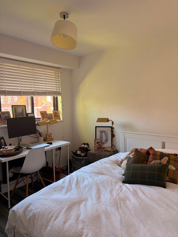 Room Mayford Close in Greater London