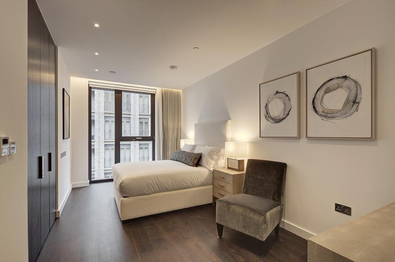 Flat Ponton Road in Greater London