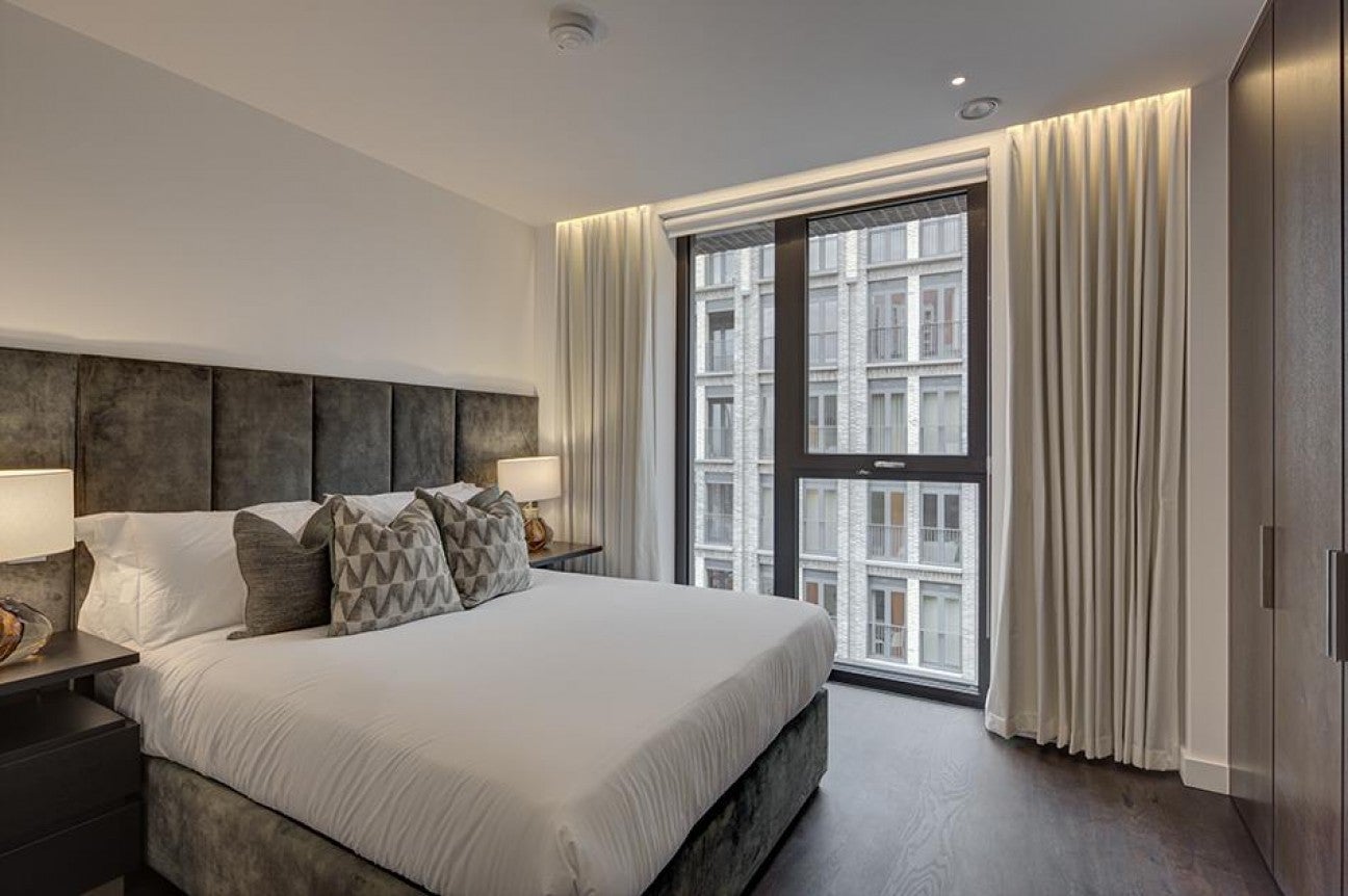 Flat Ponton Road in Greater London