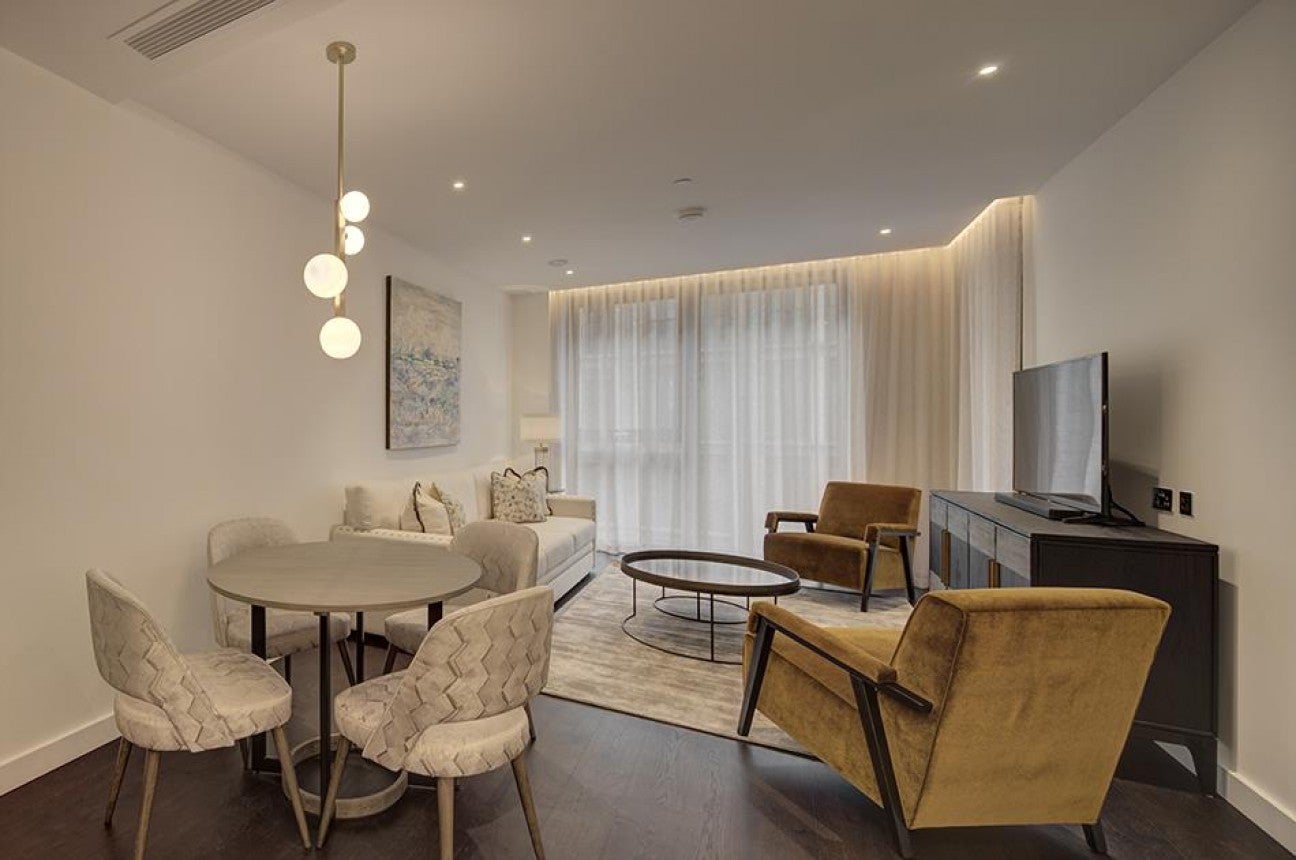 Flat Ponton Road in Greater London