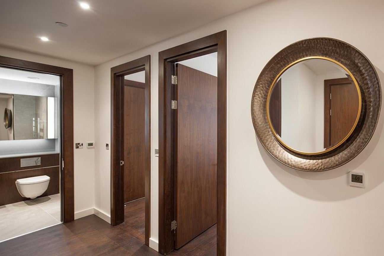 Flat Ponton Road in Greater London