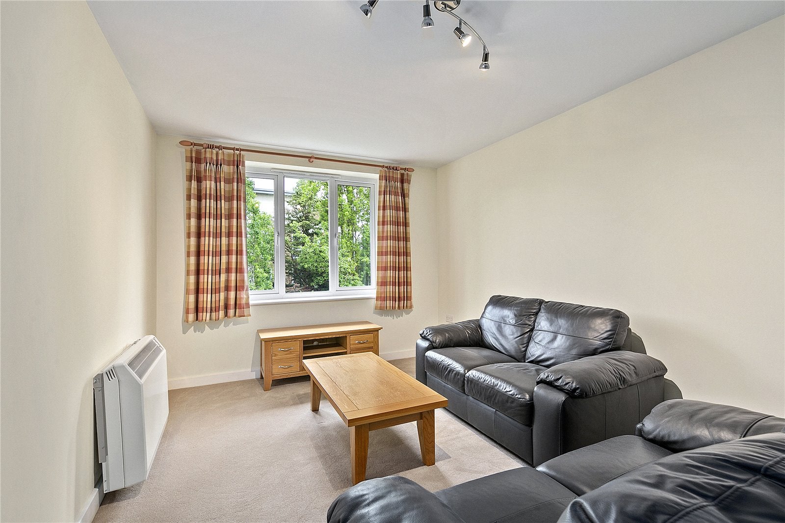 Flat Strand Drive in Greater London