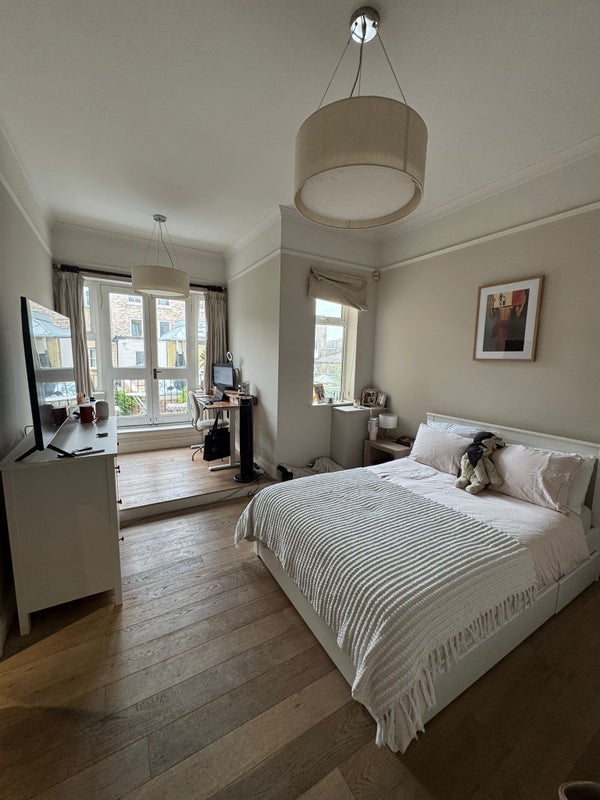 House Almeric Road in Greater London