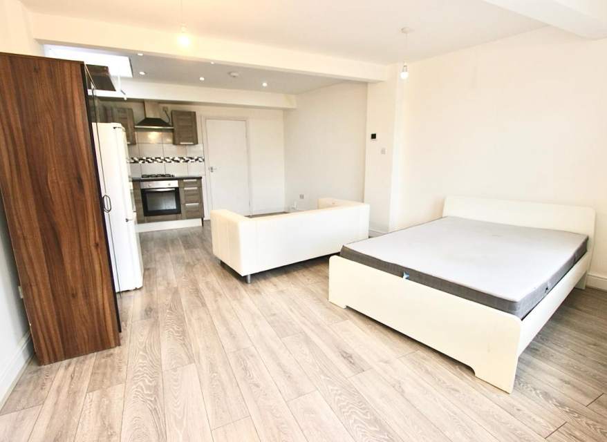 Flat Byron Road in Greater London