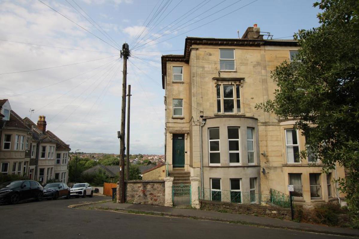Flat Southfield Road in Bristol