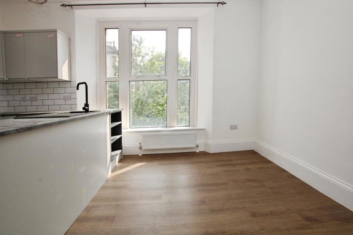 Flat Southfield Road in Bristol