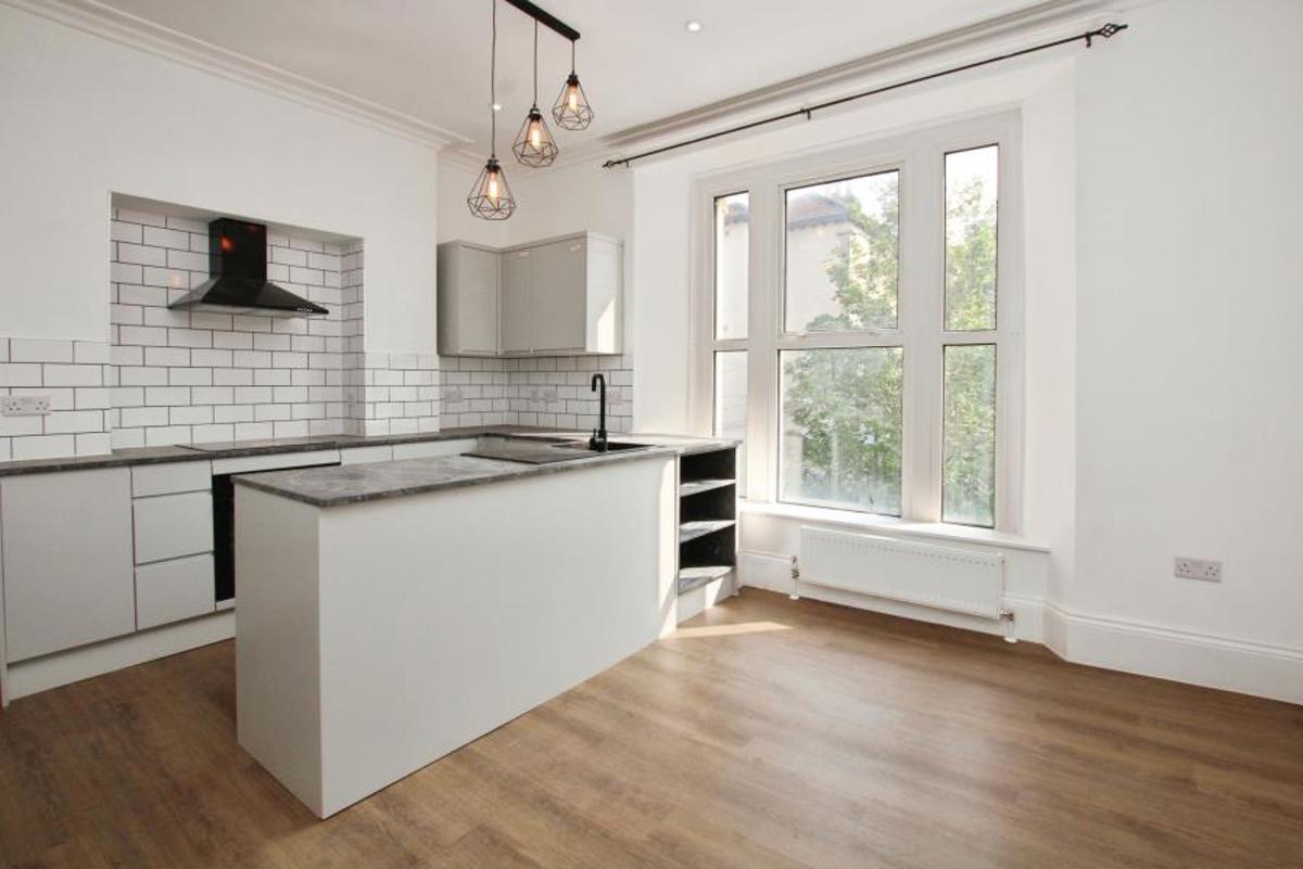 Flat Southfield Road in Bristol