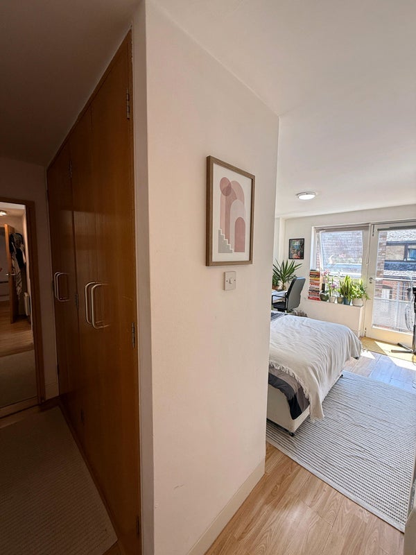 Room Wapping High Street in Greater London