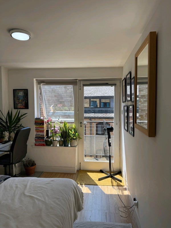 Room Wapping High Street in Greater London