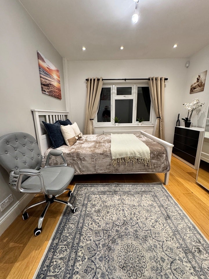 Room Springvale Avenue in Greater London