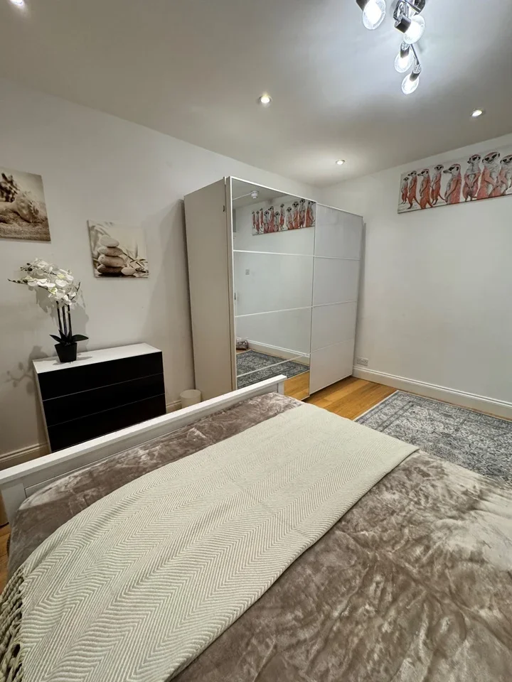 Room Springvale Avenue in Greater London