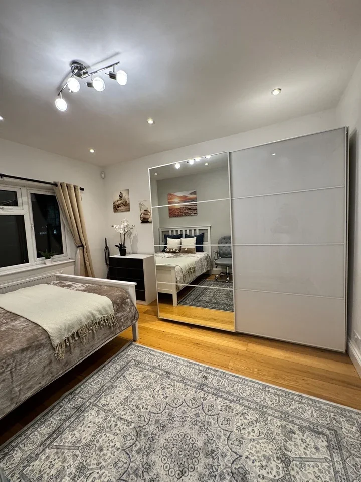 Room Springvale Avenue in Greater London