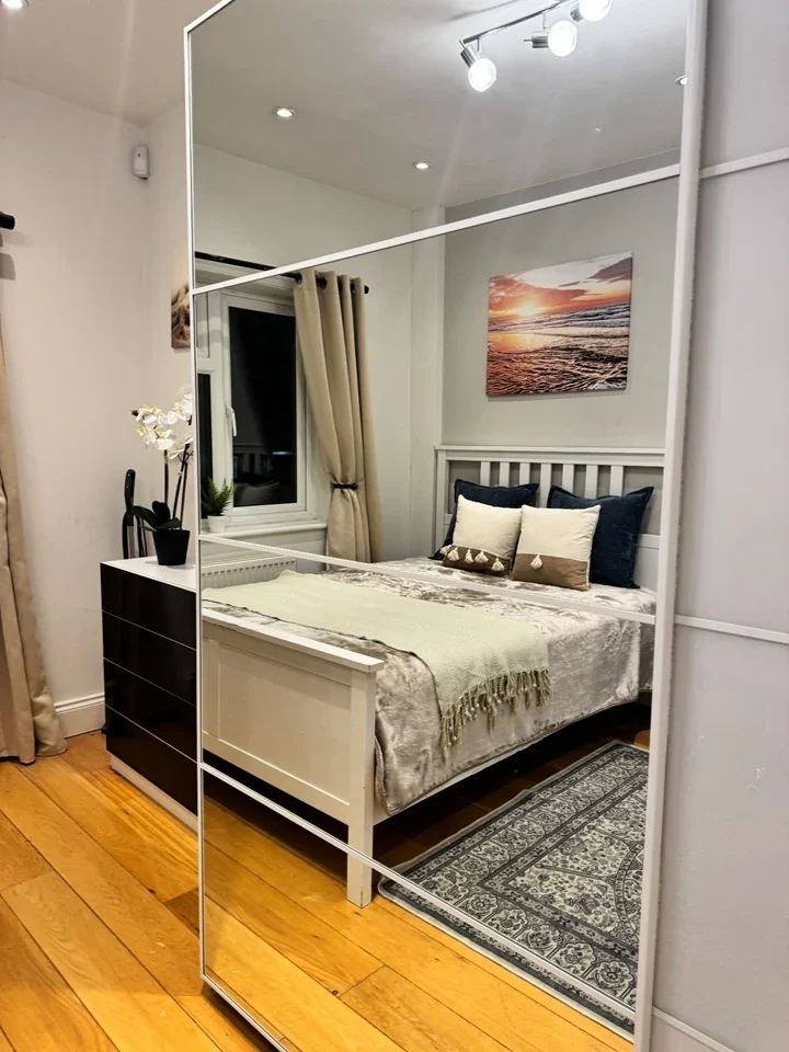 Room Springvale Avenue in Greater London