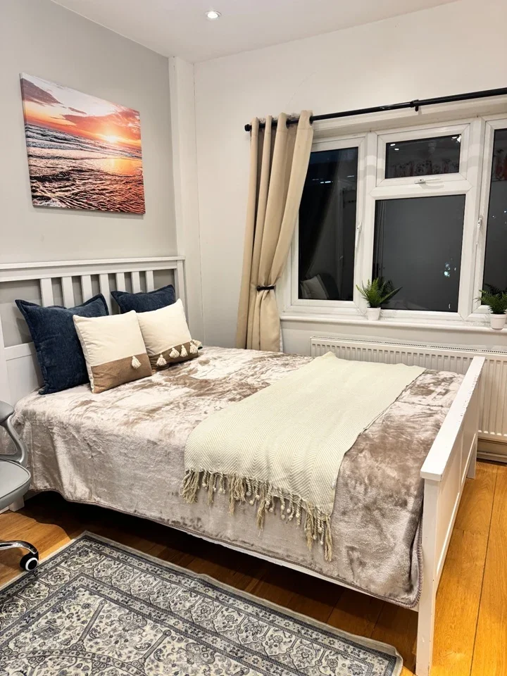 Room Springvale Avenue in Greater London