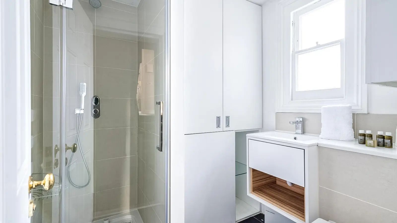 Flat Carmel Court in Greater London