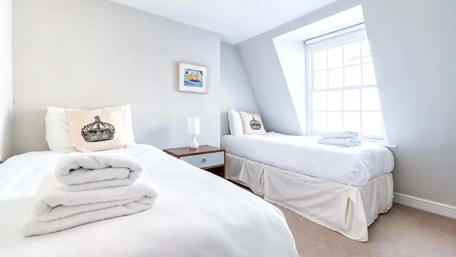 Flat Carmel Court in Greater London