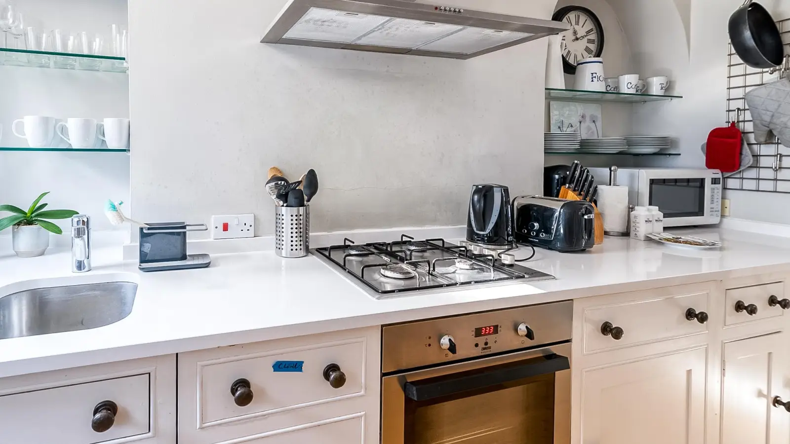Flat Carmel Court in Greater London
