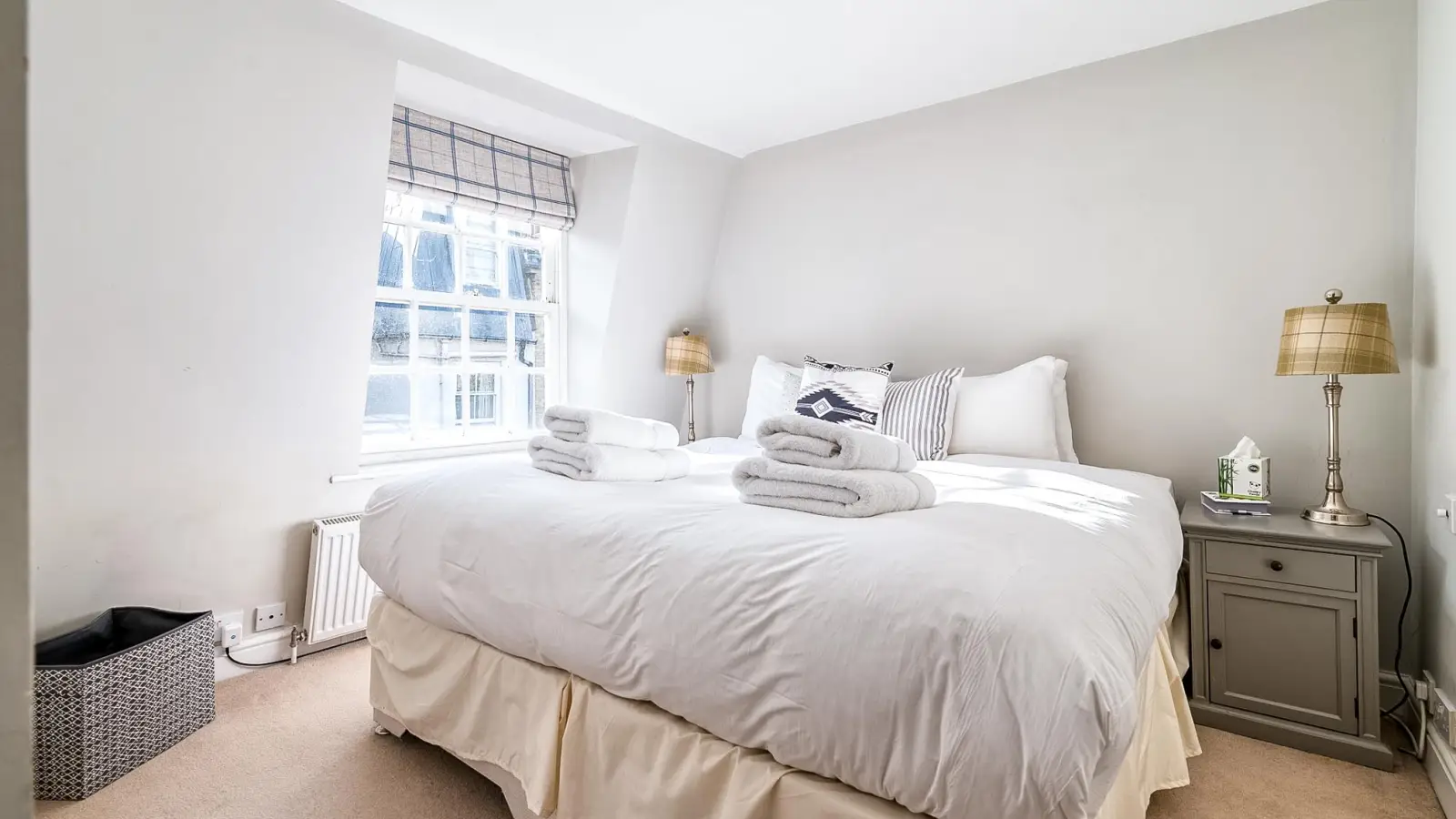Flat Carmel Court in Greater London