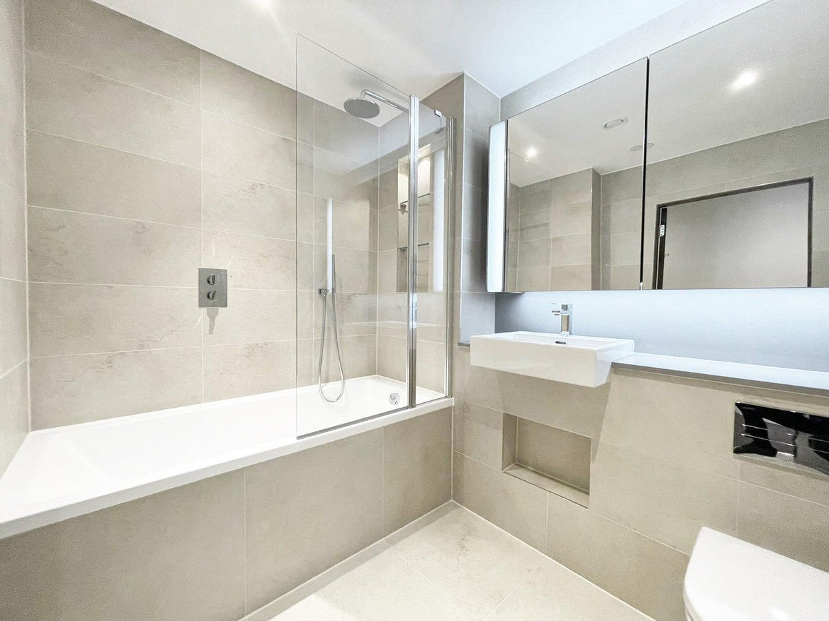 Flat Malthouse Road in London