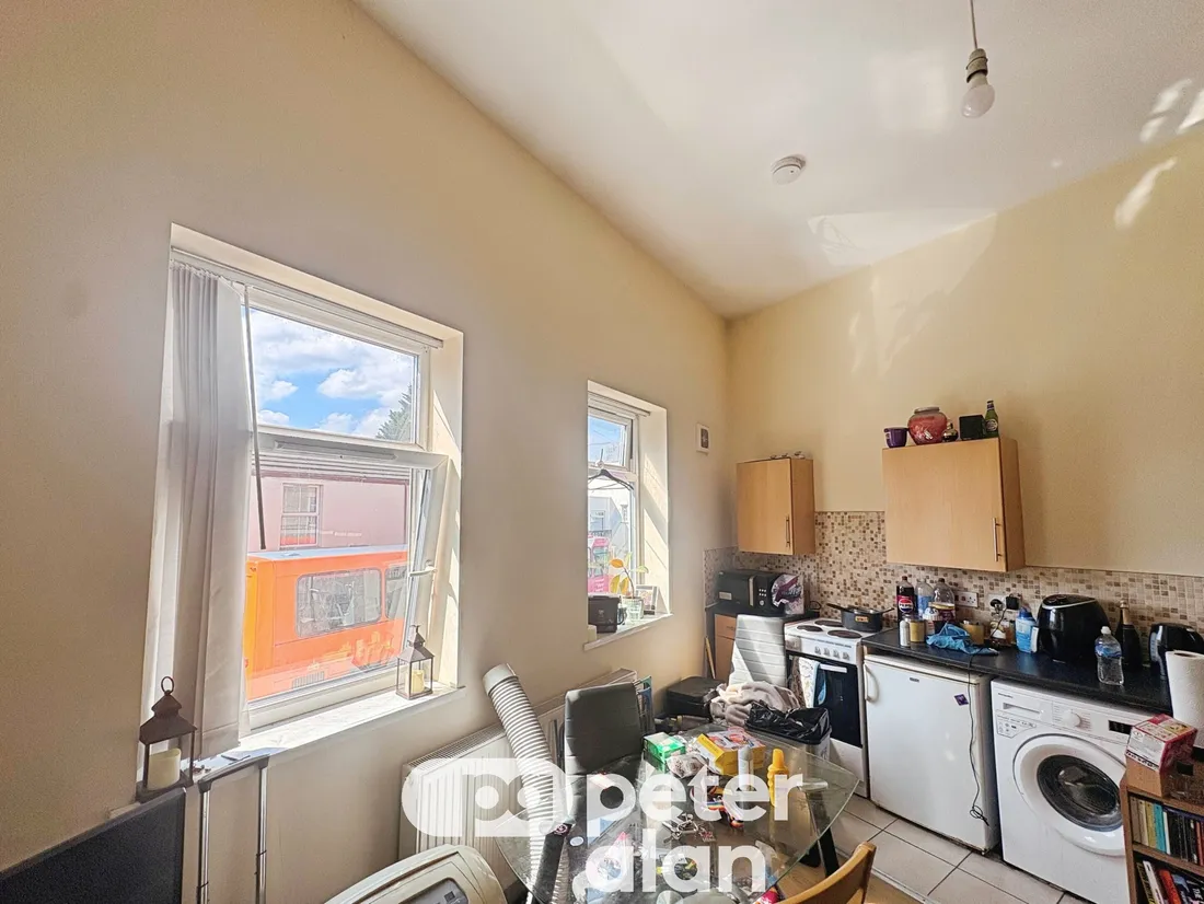 Flat Wyndham Crescent in Cardiff