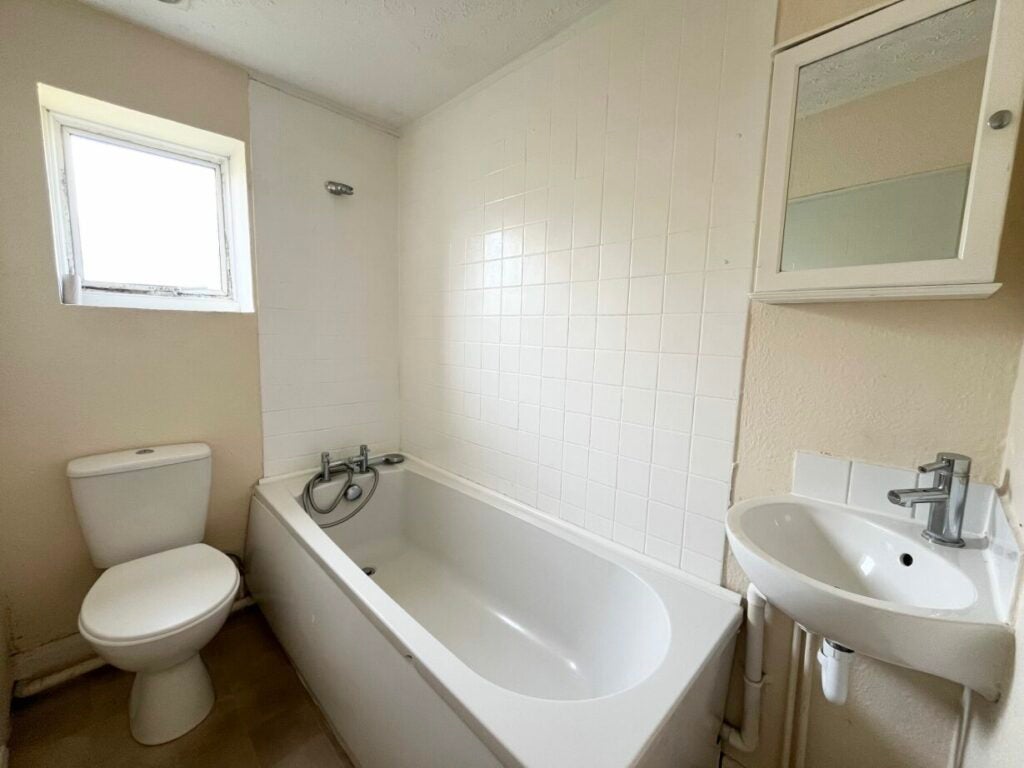 Flat Sandford Court in Rushmoor