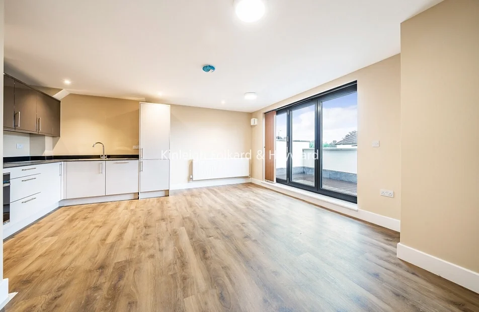 Flat Croft Avenue in Greater London