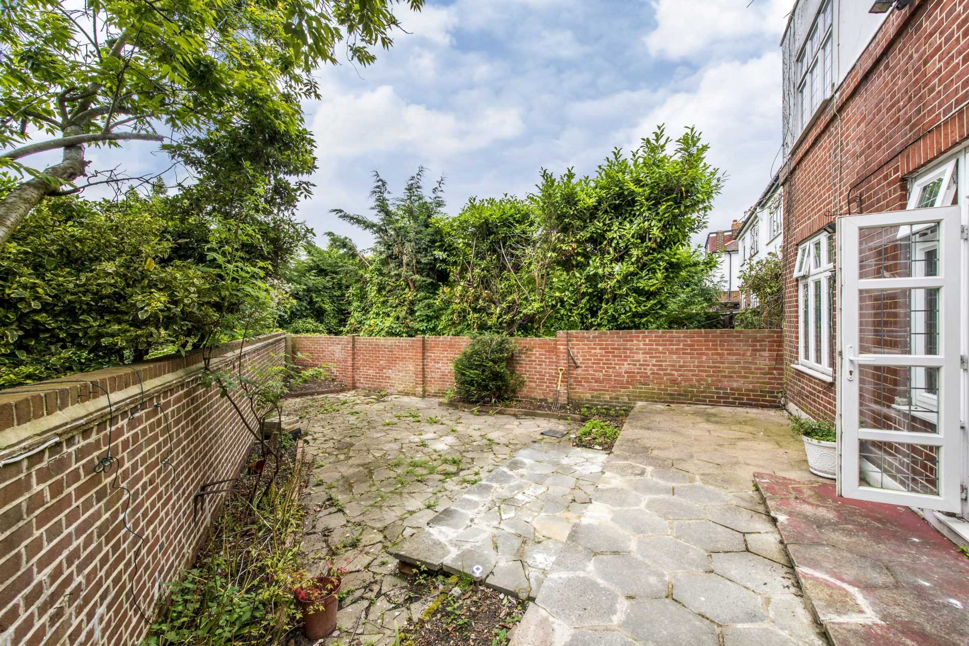 House Lexton Gardens in Greater London