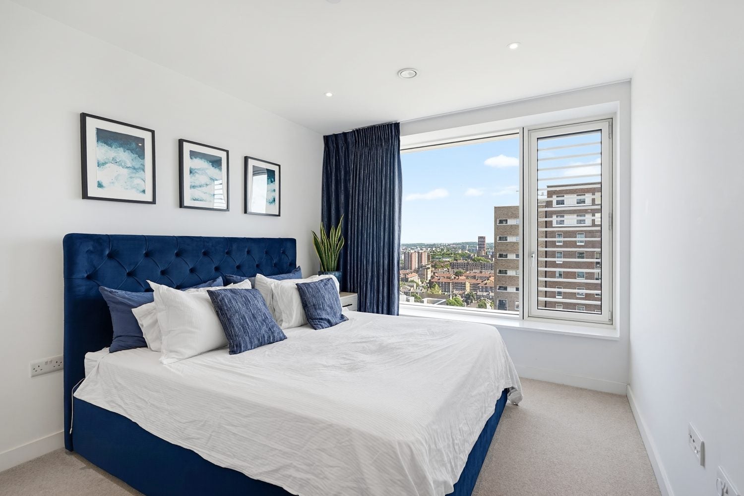 Flat Deacon Street in Greater London