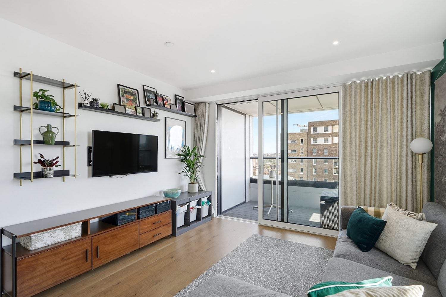 Flat Deacon Street in Greater London