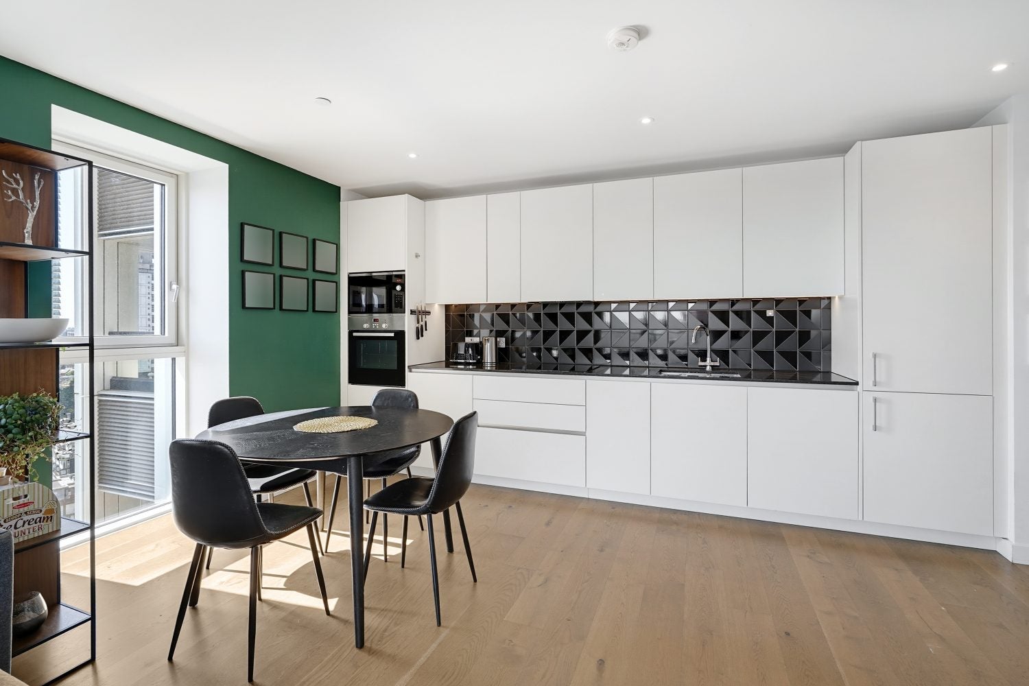 Flat Deacon Street in Greater London